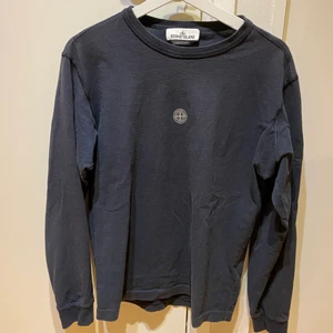 Stone Island Longsleeve T-shirt - Nypris ca 1800kr, mitt pris 799kr. Skick 9/10 inga tecken på användning. Köpt i New York