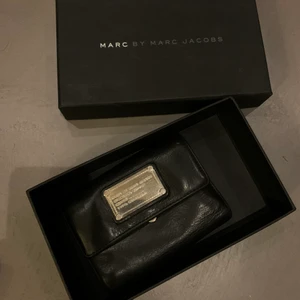 Marc Jacobs plånbok - Säljer denhär Marc Jacobs plånboken! Säljer även en matchande väska, så köper man båda kan man få lägre pris