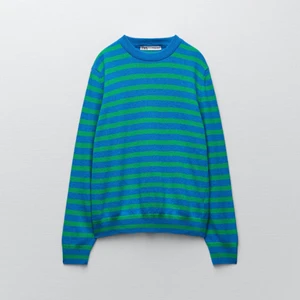 Zara tröja - Jätte fin zara tröja! Slutsålt, bra till fester! Jätte skönt matrial med väldigt fina färger, andvänd några få gånger💕❤️ OBS, lånad bild