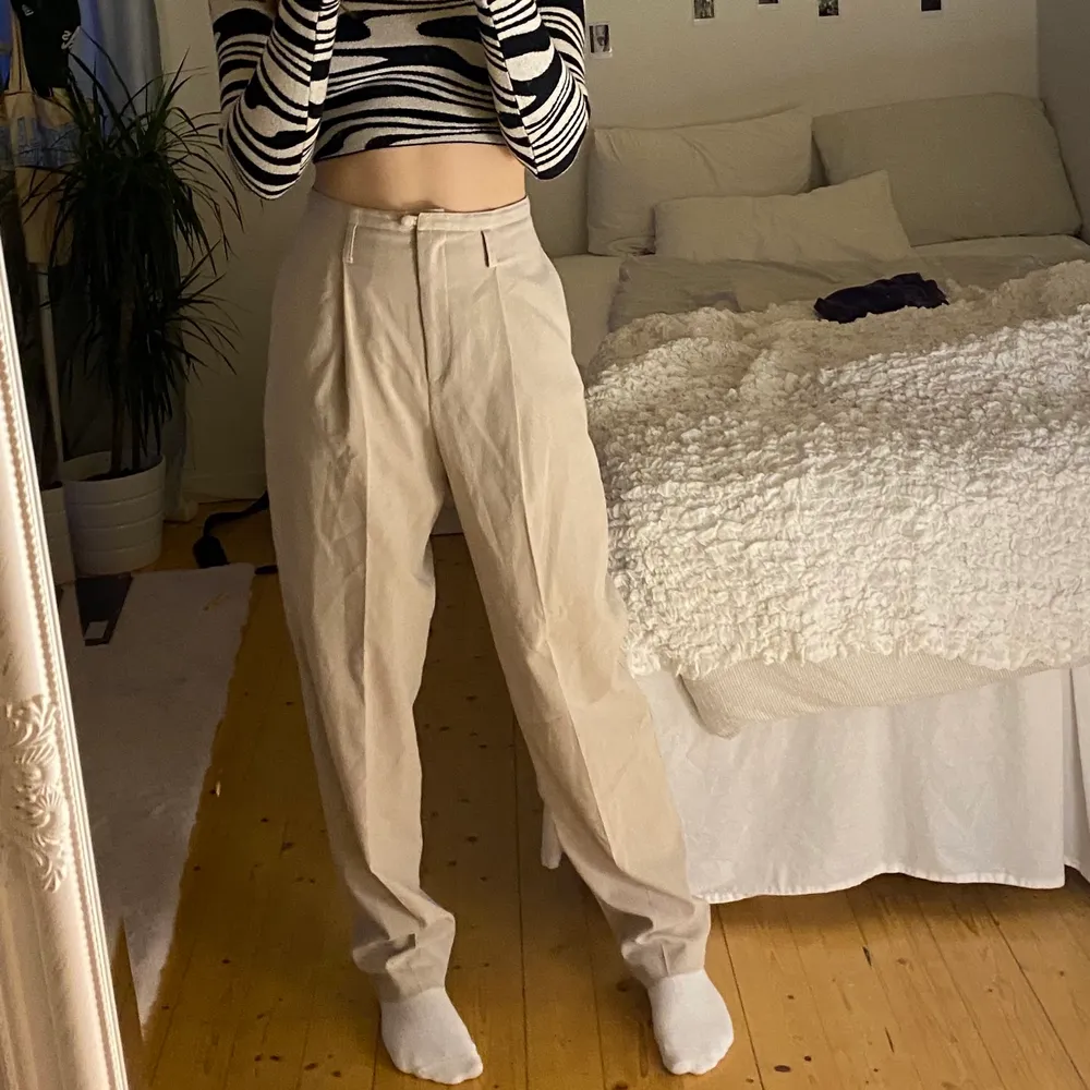 Ljusa kostymbyxor. Köpta second hand från märket sussan. Vet inte riktigt vilken storlek men passar mig som annars har typ xs-s/25/34 🥰. Jeans & Byxor.