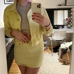 Gul jeansjacka och jeanskjol - Ett gult jeansset i stl 34/36, skitsnyggt på sommaren