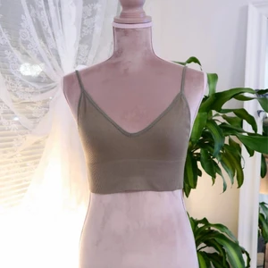 Only Top - En skön militärgrön top ifrån Only i storleken S. Går såklart både klä upp och klä ner och är I skönt material! Är väl använd men inget som märks!