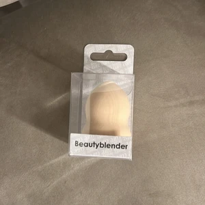Beautyblender - SÅKLART oanvänd beautyblender. Tror jag köpt den på Ullared. Säljer för 20kr❤️‍🔥