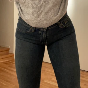 Levis Jeans - Otroligt snygga lågmidjade jeans från Levis. I storlek 29x32. De är inte använda så mycket (är i mycket fint skick). Byxorna är uppsydda 2 cm men går otroligt enkelt att spretta upp (kan skicka bild vid intresse). 💞