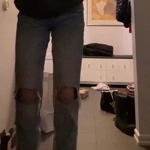 Mid rise jeans - Mid Rise straighte jeans i färgen ljusblå. Hål på knäna. Mer beskrivet privat, även fler bilder.