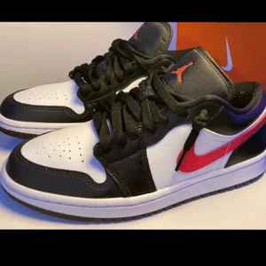 Nike Jordan 1 low siren red storlek 39 - Säljer pga att dem är för små för mig men det är mycket fint skick. Man får även med skolåda och dem är köpta hos kicks n stuff i Göteborg. Priset kan diskuteras😊