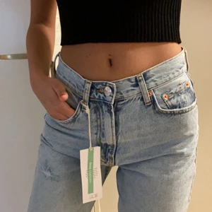 Lågmidjade jeans - Splirrans nya jeans med lappar kvar i storlek 34 med slit nertill. SUPERFINA, har råkat beställa två par.