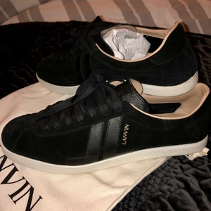 Lanvin glen sneakers - Säljer mina lanvin glen sneakers som tyvärr är för små för mig! Storlek 41 använda fåtal gånger. Köpta från lantvins egna sida, ingen box bara det på bilden en dustbag då jag slängt boxen pga fraktskada. Original pris 4299kr