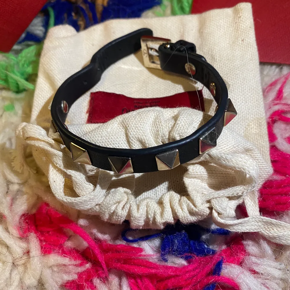 Mitt fina svarta valentino armband behöver en ny ägare! 😍 Anväbt men i fint skick! . Övrigt.