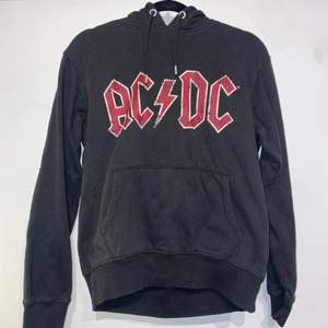 så cool band hoodie med acdc back in black tour. Snygg på ryggen också