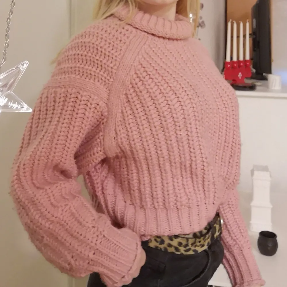 Denna rosa stickade tröjan är ifrån H&M och storleken är XS. Min storlek är XS och den är rätt så stor på mig så skulle tro att den skulle passa på sig som har storleken Small :) <3 . Hoodies.