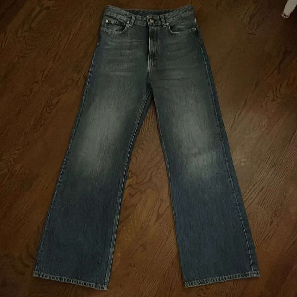 Ascoola vida jeans från Whyred💙 Köpta för 1200kr men säljer för 700kr då de blivit för små🙏🤍 Är i gott skick utan skavanker💙💙 Bättre bilder kan såklart ges vid förfrågan!😁😁 Storleken är 28/32. Jeans & Byxor.