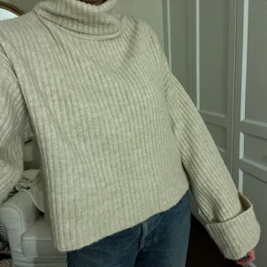 Beige polo-tjocktröja👼🏼👼🏼 - Skitnajs beige tjocktröja med polokrage som även är ribbad🤍 Använd endast ett fåtal gånger! Märket är Gina Tricot och storleken M☺️🙏