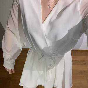 Superfin knappt använd vit klänning perfekt till studenten eller konfermationen. Normal i storleken, lite kortare modell. fin v-ringning. Säljer för 200 plus frakt