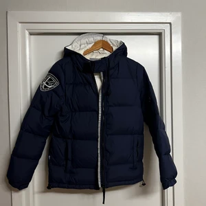 Dbrand jacka - Säljer en mörkblå dbrand jacka i storlek L köpt för 2000kr men säljer den för 900 pga att den inte kommer till användning. Priset kan diskuteras vid snabb affär. Färgen syns bäst på tredje bilden. Jackan är i bra skick!! Köparen står för frakten😊