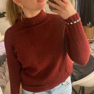 Vin röd stikad tröja - En stikad tröja med krage, i vin röd ❤️ den är i xs men passar på mig som är m 