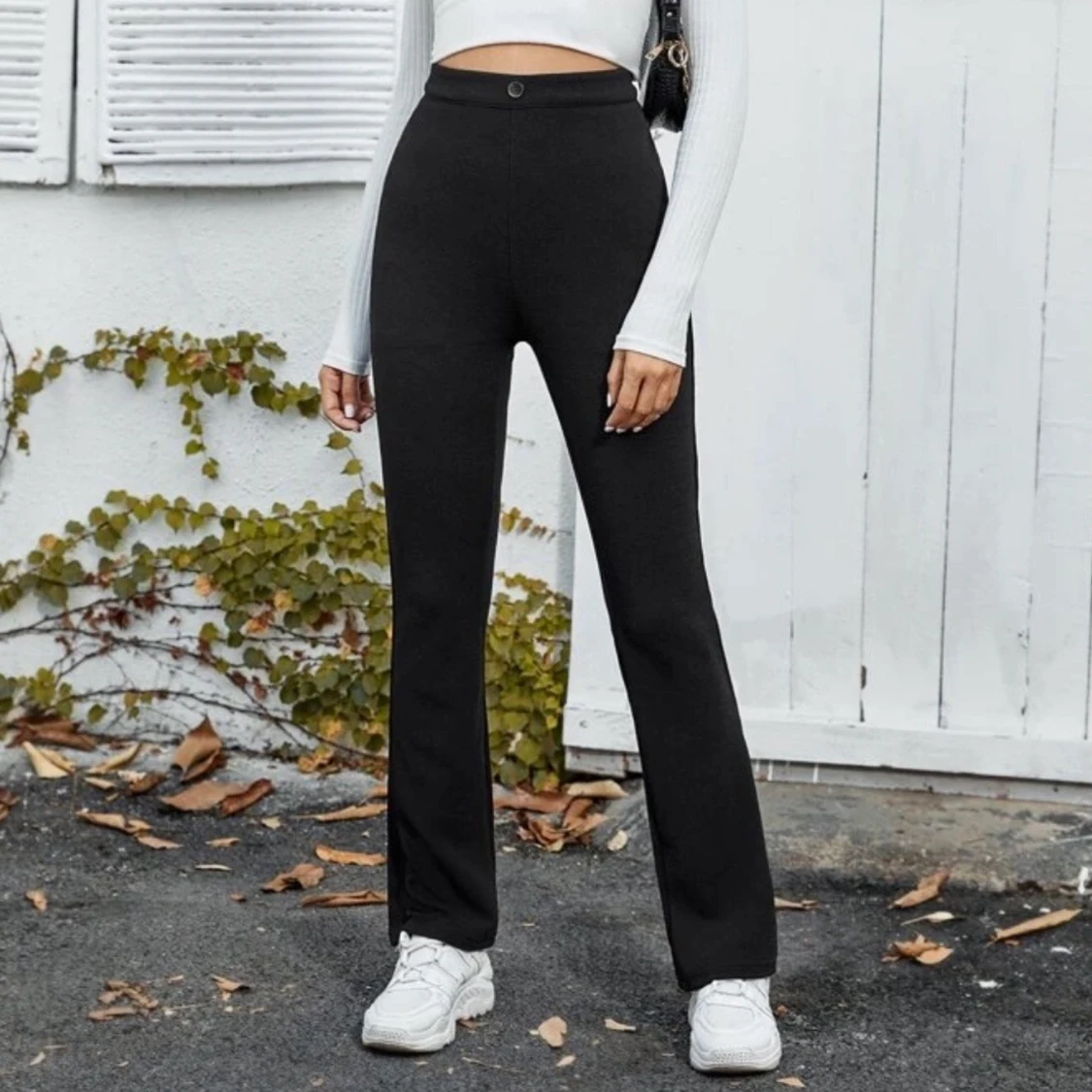 svarta byxor, slim uppe & utsvängt nere