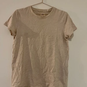 Levi’s t-shirt off white  - If you’re not in Stockholm I can send the item and add shipping costs. 