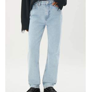Jättefina ljusblå jeans från Weekday i modellen Voyage. Jeansen är höga i midjan och raka i modellen. Jag säljer dem p.g.a. att de blivit lite för små för mig. Jag är ca 167 och de  går knappt till anklarna i längd. De är inte använda särskilt mycket och är i väldigt bra skick💕 Köparen står för frakt!