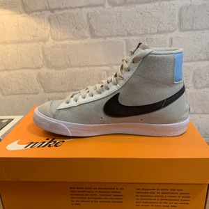 Nike blazer mid ’77 - Super fina skor till din vardag eller gym med varma färger som smälter in i varandra. Sjukt bra skick då de endast vart använda 3-4 gånger, och därmed säljes pga ingen användning. Ordinarie pris 1149kr. Dessa är i storlek 40,5 men passar super bra till 40 och även 39. Köparen står för frakt