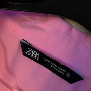 Skjorta - En rosa skjorta från zara som använts en gång. Tycker inte jag passar bra i färgen därför säljs den! Bud ligger på 180kr + frakt just nu!💕💕