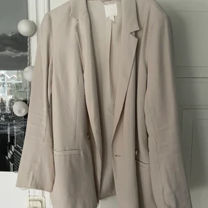 Kavaj - Säljer denna kavaj från H&M! 