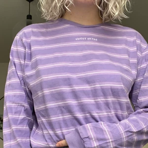 Lila randig långärmad t-shirt!  - Långärmad T-shirt i en superfin lila färg från SKTBS!😍 storlek L men passar även M skulle jag säga! Bra skick! Köparen står för frakten (66kr) 🥰! 