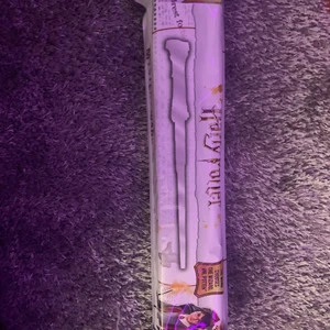 Harry Potter Mystery Wand  - Harry Potter mystery Wand.Innehåller en stav av dom som visas på andra bilden.Oöppnad.Skirv ifall du undrar något❤️