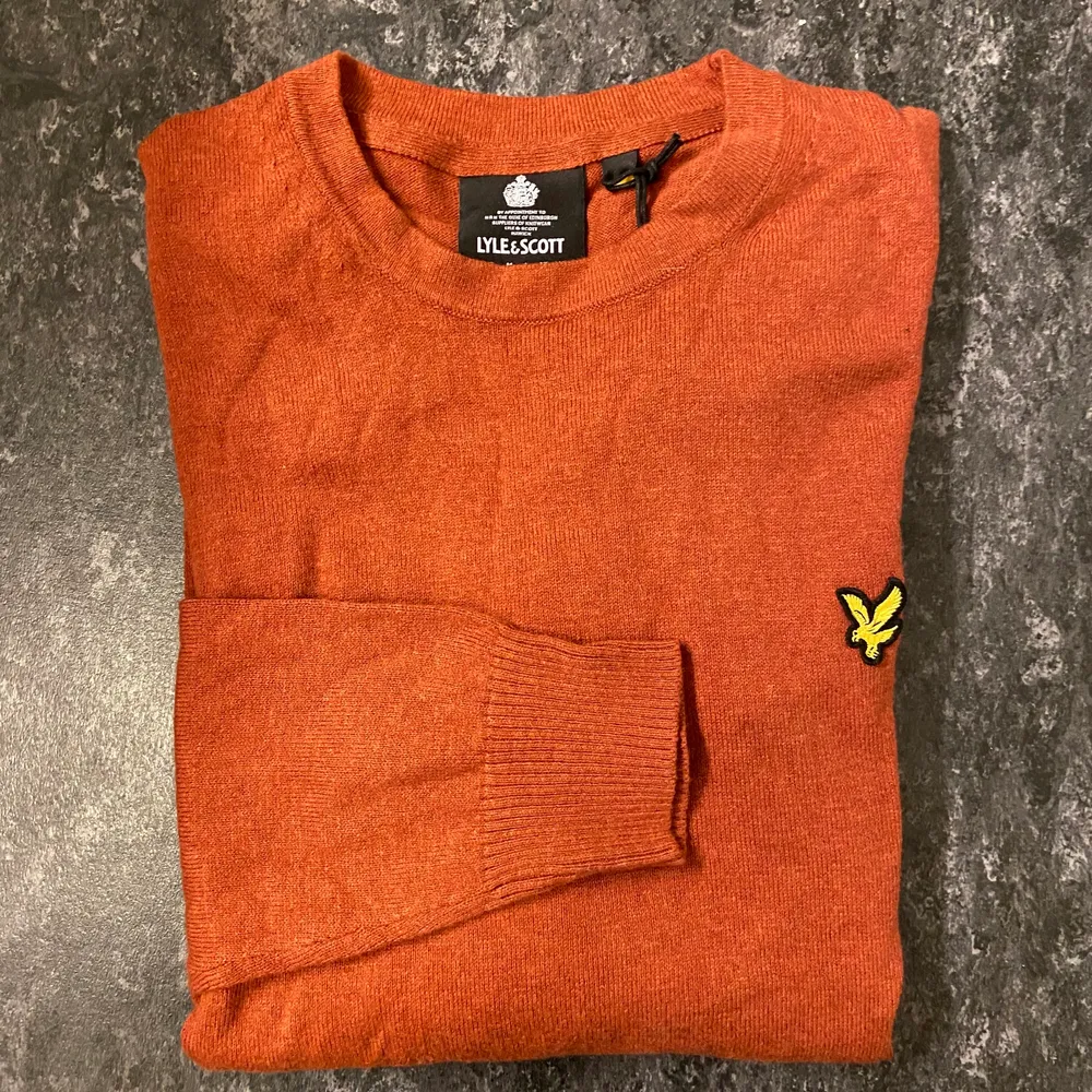 Helt NY Stickad tröja i Merinoull ifrån Lyle & Scott i storlek: Medium. Nypris: 799:- , säljes nu för 50%. Lite mindre i storleken som generellt allt ifrån Lyle & Scott är.  Rekommenderar spårbar frakt för bådas säkerhet , men självklart kan köparen välja om den ska skickas på valfritt sätt med. Kommer att skicka konfirmationer när plaggen är skickade och följa upp under leveransen tills varan är framme. Har ni några frågor är det bara att kontakta mig.. Stickat.