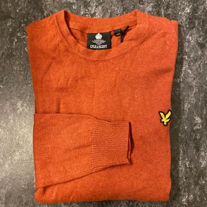 Lyle & Scott Merino Crew Neck strl: M - Helt NY Stickad tröja i Merinoull ifrån Lyle & Scott i storlek: Medium. Nypris: 799:- , säljes nu för 50%. Lite mindre i storleken som generellt allt ifrån Lyle & Scott är.  Rekommenderar spårbar frakt för bådas säkerhet , men självklart kan köparen välja om den ska skickas på valfritt sätt med. Kommer att skicka konfirmationer när plaggen är skickade och följa upp under leveransen tills varan är framme. Har ni några frågor är det bara att kontakta mig.
