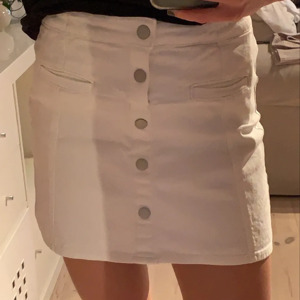 Säljer min vita jeanskjol ifrån Lindex. Den är i barnstorleken 12-14 år vilket jag skulle säga motsvarar xs-s i dam storlek. Köparen står för frakt.🤍. Hameet.