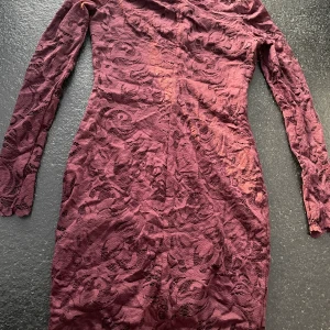 Spets klänning  - En jättefin klänning o spets som går ner till knäna 