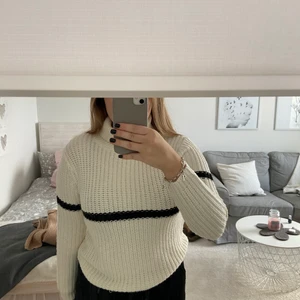 stickad tröja  - Säljer min sprarsamt stickade polo tröja. Den är inköpt från Rut & circle. Tröjan är gjord av 100% akryl , så den sticks INTE. köparen står för frakten ❤️