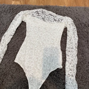 body  - en oanvänd body som är i ett bra skick! den passar även en S då jag har det 💓