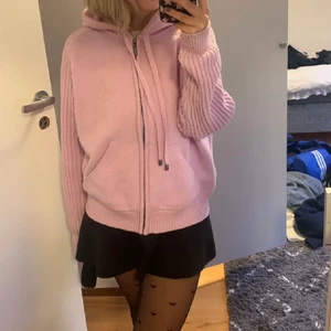 Stickad huvtröja  - Säljer denna populära och trendiga koftan från marks & spencer london. Den är aldrig använd och har prislappen kvar. Helt slutsåld på zalando! köparen betalar frakt📦🤍        Skriv vid intresse💘 (första bilden lånad)