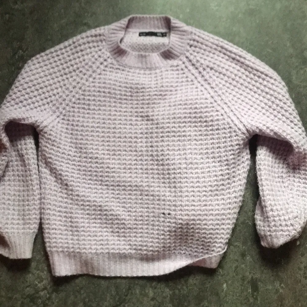 säljer denna tröjan med färgen lila den har hål i 💜men den e forfarande fin. Hoodies.