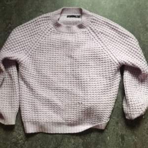 säljer denna tröjan med färgen lila den har hål i 💜men den e forfarande fin