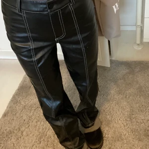 Skinnbyxor  - Så fina skinnbyxor med kontrastsömmar från na-kd. Strl 32, slutsålda och jättesköna! Säljer för 300kr, använda 1 gång. 