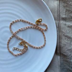 Olivia Necklace - 43kr  Fri frakt Kommer endast i guld - Detta halsbandet består av små guld och genomskinliga aprikos pärlor, vilket gör att det är så enkelt att bära! Passar till alla outfits!💓