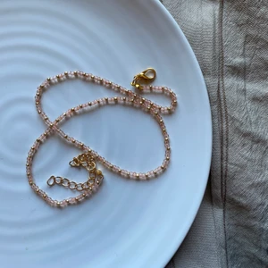 Pärlat halsband - Olivia Necklace - 43kr  Fri frakt Kommer endast i guld - Detta halsbandet består av små guld och genomskinliga aprikos pärlor, vilket gör att det är så enkelt att bära! Passar till alla outfits!💓
