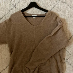 Stickad tröja  - Brun stickad tröja, storlek XS men oversized i modellen. Gratis frakt vid snabb affär