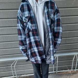 Jqcka - Säljer denna fina rutiga jacka, perfekt till våren. Fin i storlek L. Perfekt som oversize. Du från för frakten priset ka  vi diskutera tillsammans