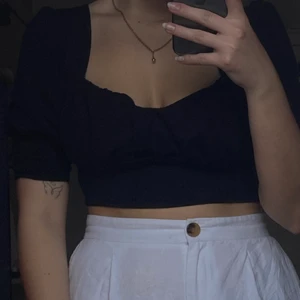 svart topp - Säljer den här jättefina svarta toppen. Köpt för ca. 1 år sen från nelly men endast använd 2-3 gånger 🖤 Betalning sker via swish och köparen står för frakten 