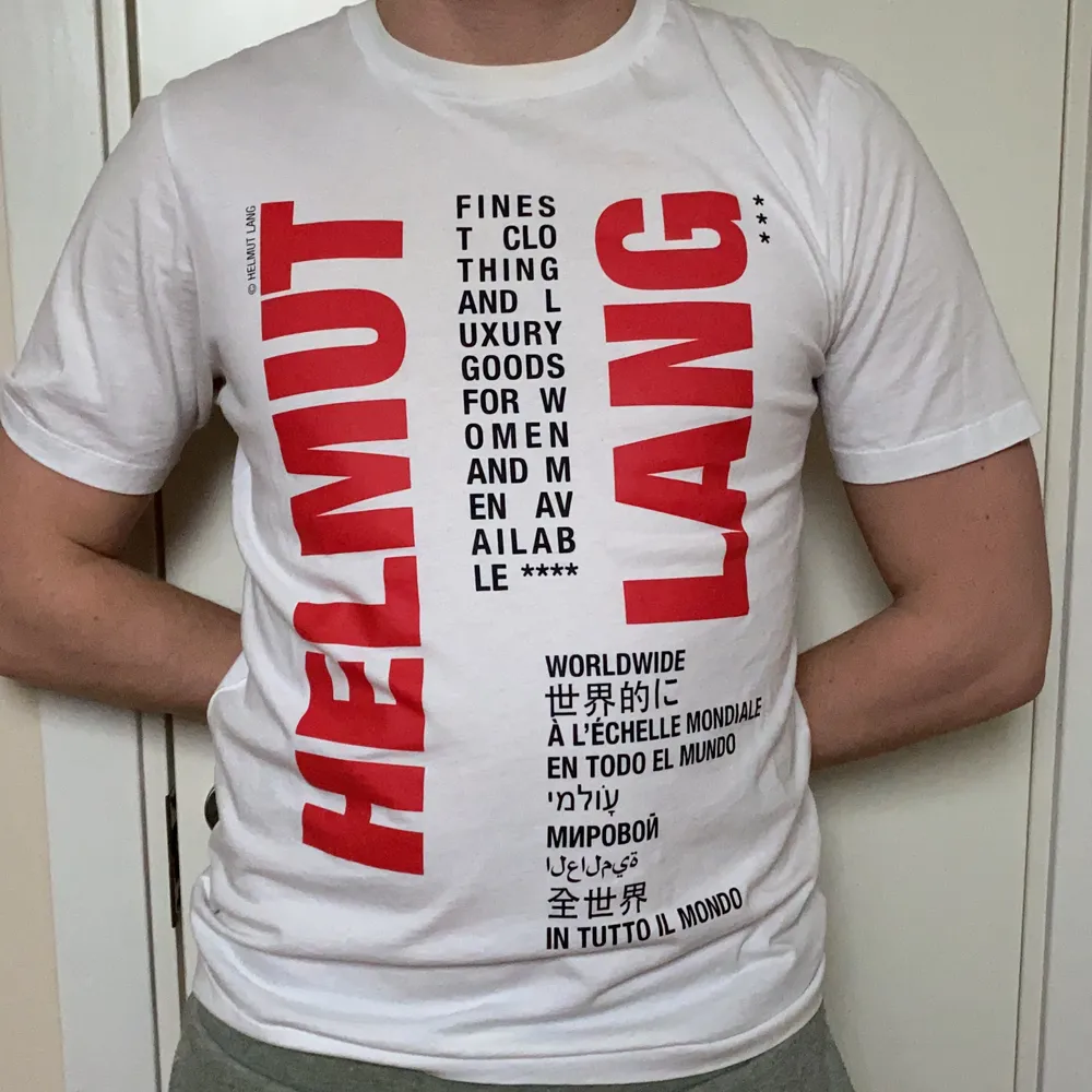 Helmut Lang t-shirt, storlek S, nypris 2000kr.. T-shirts.