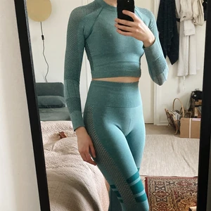 Träningsset strl XS-S - Jättesnyggt träningsset i superfin grönblå färg. Köpt här på Plick men tyvärr lite för litet för mig. Aldrig använt av mig eller tidigare ägare. Skulle säga att storleken är mellan XS-S. Säljer för 166 kr inklusive frakt! 