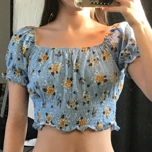 Topp Monki S - Söt och fin topp till sommaren, har använts ca 10 gånger och är i fint skick. 