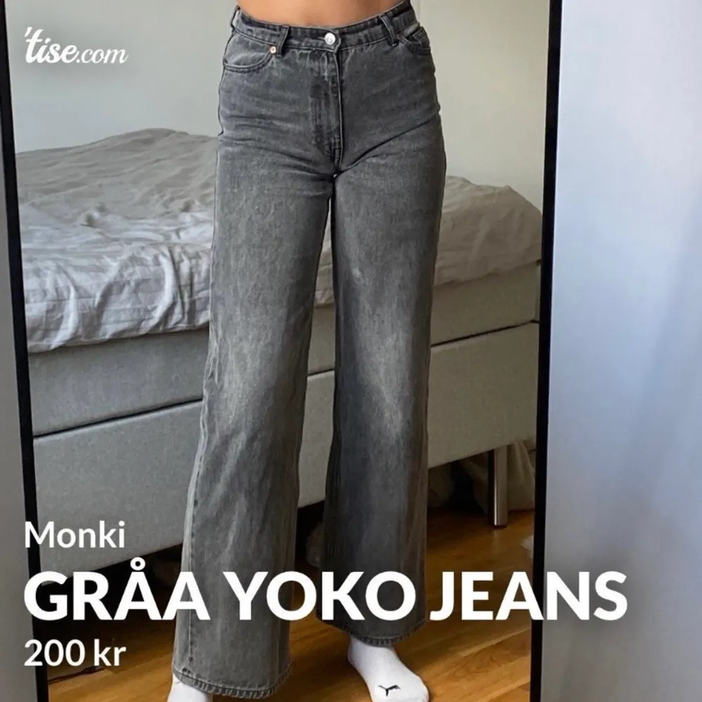 Säljer dessa snygga jenas som är köpta från monki. Har användt dem sparsamt och de är mycket bra i skicket. Mycket fin passform och jättebra i storleken.🖤 (bild lånad från min egna tise). Jeans & Byxor.