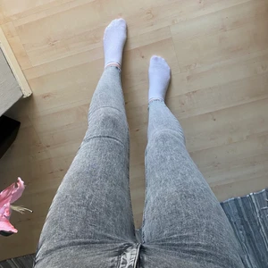 Jeans - Säljer mina slutsålda grå/stentvättade jeans från gina tricot då dom tyvärr inte kommer till användning. Endast testade. Storlek S. 150kr + frakt 66kr. 