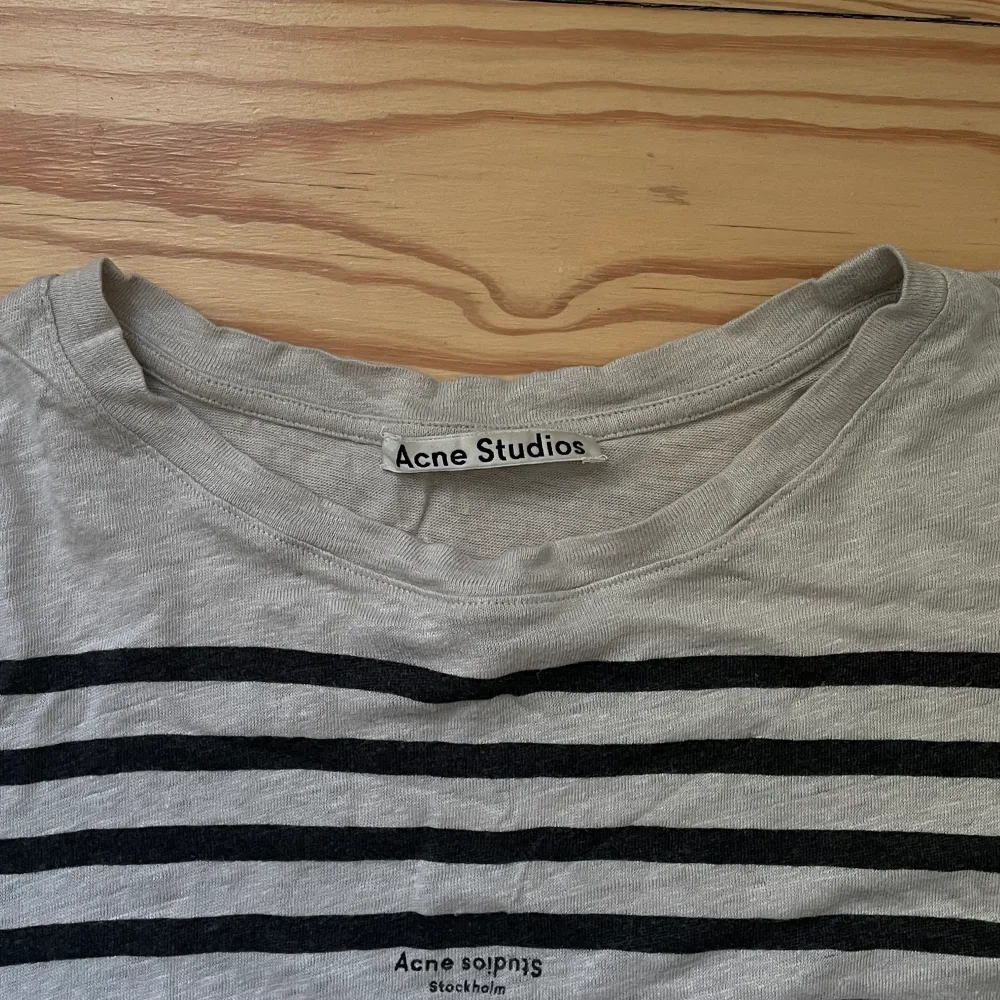 Svart och vit randig T-shirt från Acne studios. Strl: S. T-shirts.