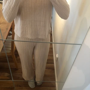 Snyggt mjukisset  - Tröja-small, byxa-medium. Använd endast ett fåtal gånger